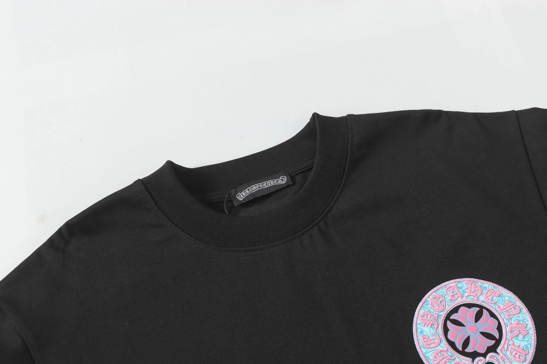 🅿️170 Chrome hearts ch Chrome hearts horseshoe painted foam short-sleeved T-shirt. Large version. Loose and stylish. The difference is the low version, the slim version, the upper body and the hips. 100% commitment: top quality, not fast food. The highest version on the market. Top quality, 280g, 26 custom-dyed double yarn cotton, same style for men and women, complete with three standards. Color: black, white Size: XS-L